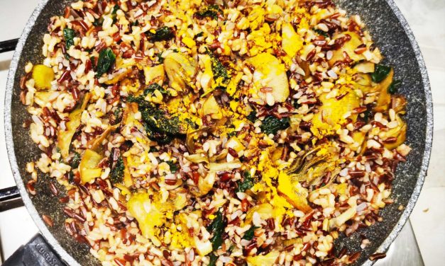 Spadellata di riso rosso con cavolo nero, carciofi e curcuma