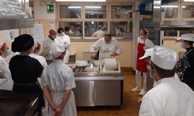 Cuochi a lezione per preparare pasti senza glutine e senza allergeni