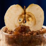 Mousse di mela speziata con granola croccante, ricetta senza glutine