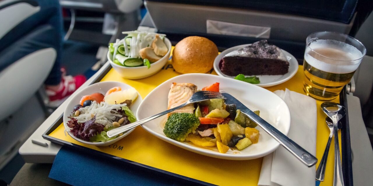Novità a bordo: i cibi vegani e senza glutine fanno la loro comparsa nei menù aerei
