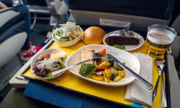 Novità a bordo: i cibi vegani e senza glutine fanno la loro comparsa nei menù aerei